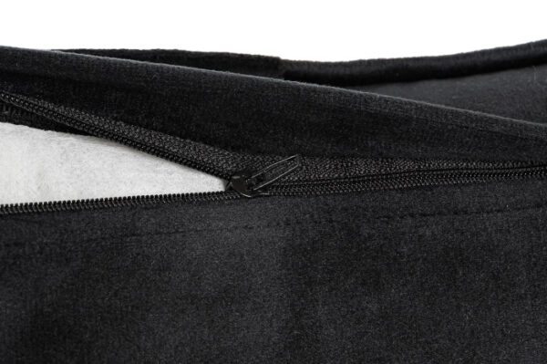 COJIN POLIESTER 50X10X30 500 GR, BORDADO NEGRO - Imagen 4